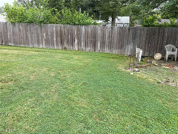 5th image of 1568 Clemmens Ave