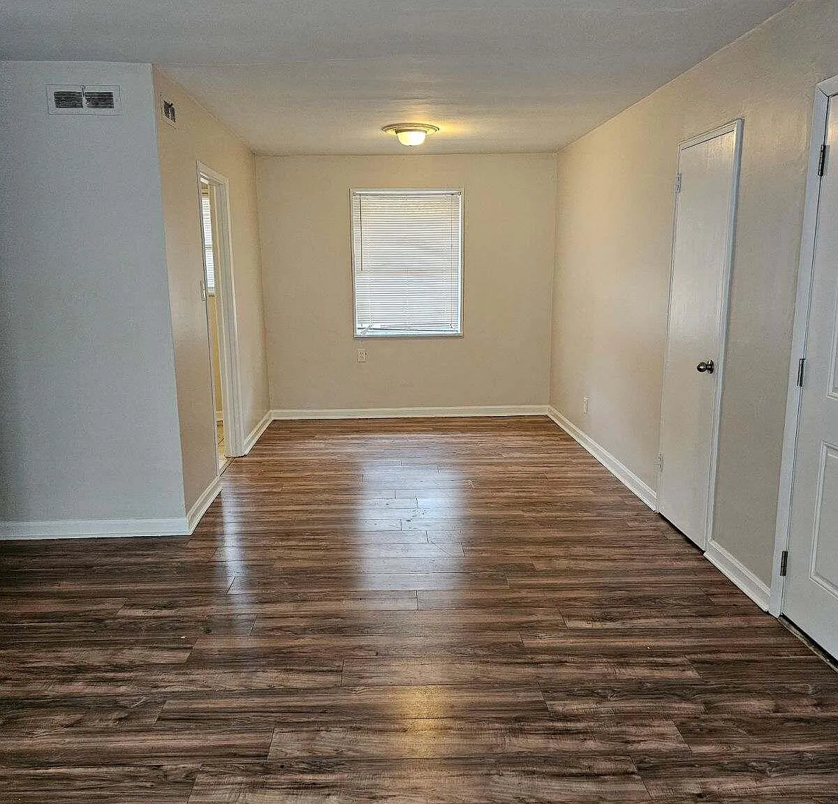 3 bed, 1.0 bath, 988 sqft, $1,100 — Photo 3