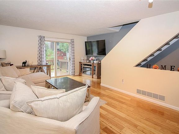 3rd image of 126 Broxbourne Dr
