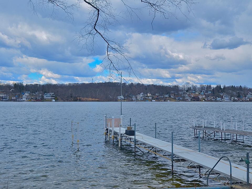 Lakefront Lot/52' Dock