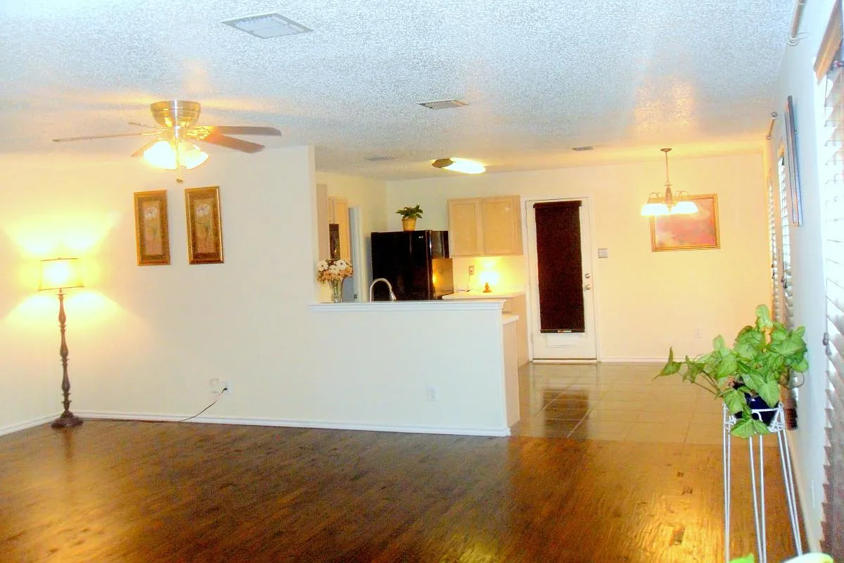 3 bed, 1518 sqft, $2,100 — Photo 2