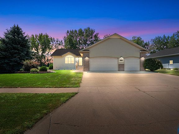 2nd image of 427 Oakmont Dr