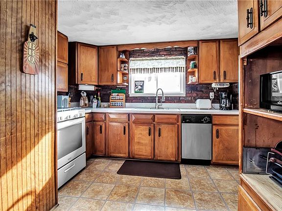 3rd image of 63 Parkwood Ave