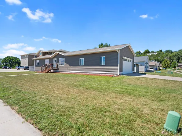 1506 Brandon Dr, Vermillion, SD 57069