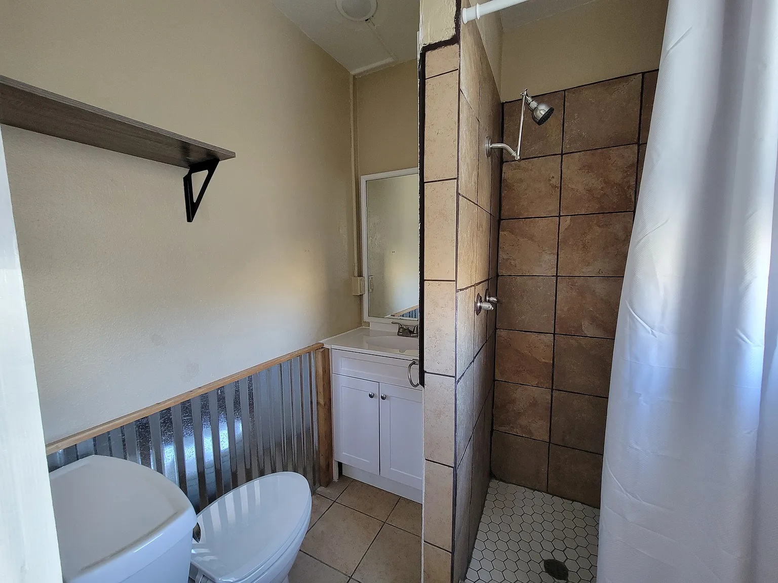 705 N Date St — Photo 3