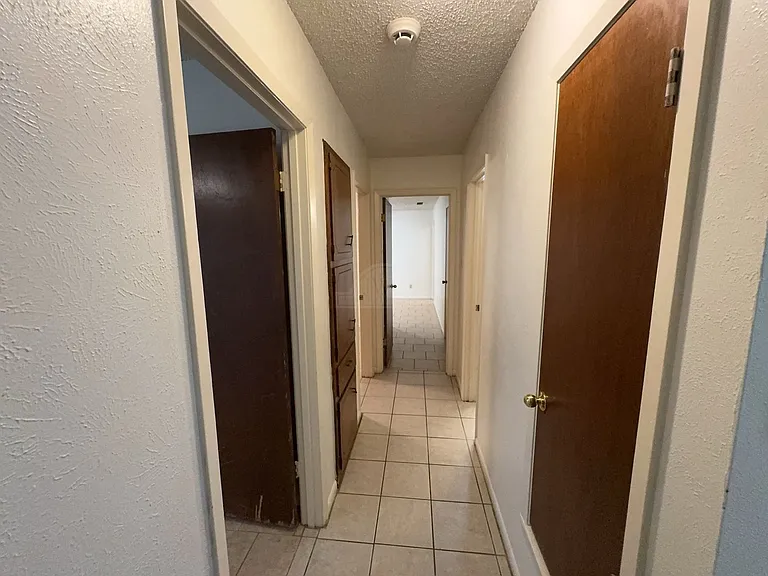 2408 Carnation Dr — Photo 7