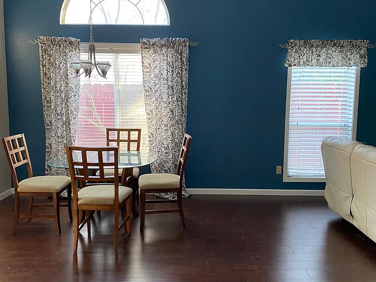1806 Noble Ln — Photo 4