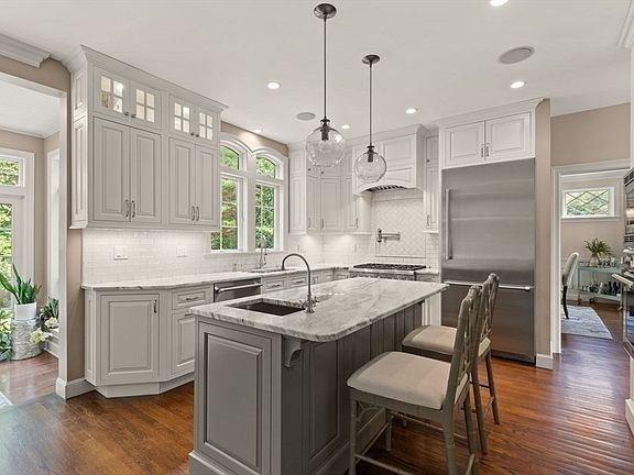 2nd image of 10 Briarwood Ln