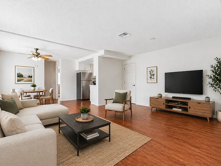 Monrovia Villas Apartments — Photo 11