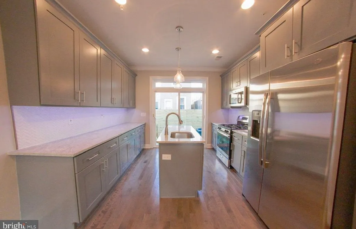 4 bed, 1875 sqft, $2,350 — Photo 2
