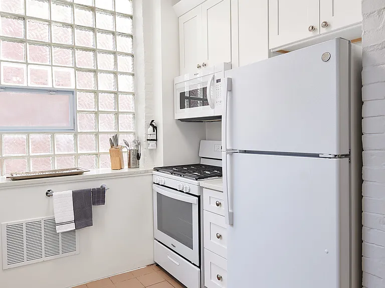 5653 N Winthrop Ave #2B — Photo 2