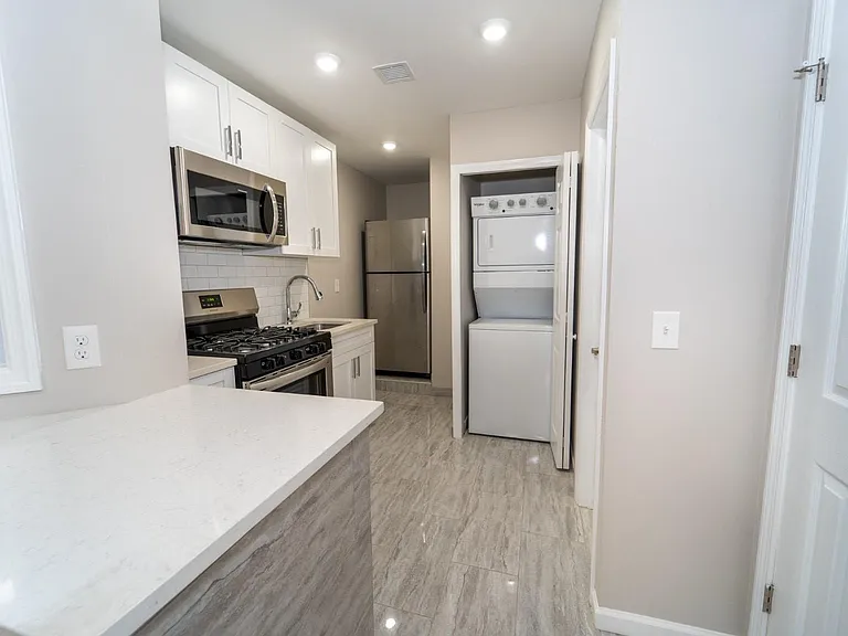 420 Saint Pauls Ave #1R — Photo 4