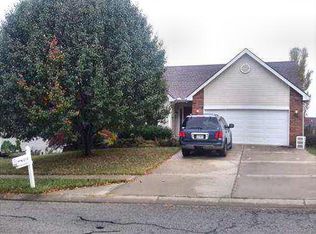 210 Porter Dr, Smithville, MO 64089