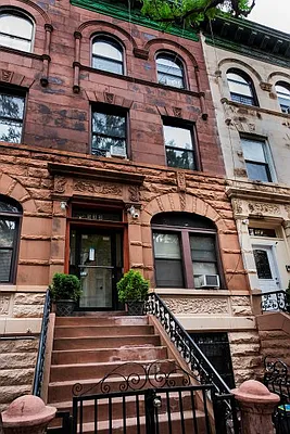 Rented by Perry Associates NYC Inc | media 9