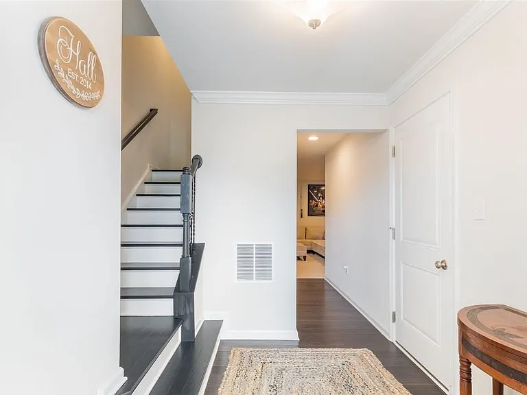 816 Oval Park Ln — Photo 2