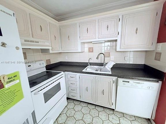 4th image of 2841 Somerset Dr APT 305