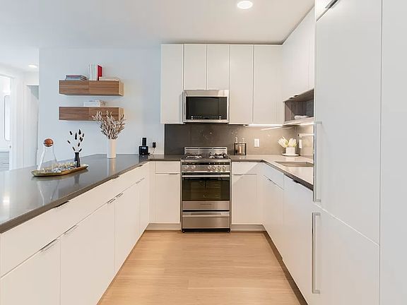 3rd image of 70 W 37th St #1617A