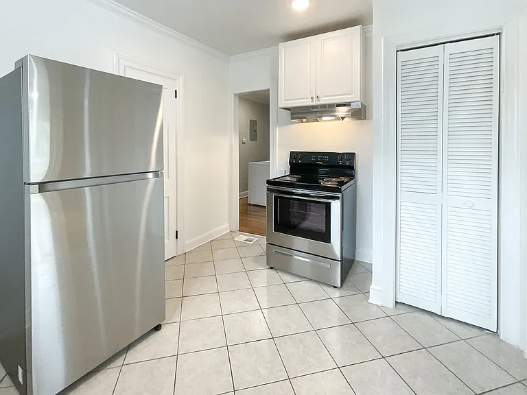 735 E 52nd St — Photo 11