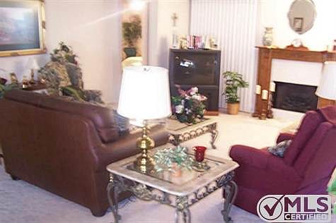5th image of 320 Grand Meadow Dr