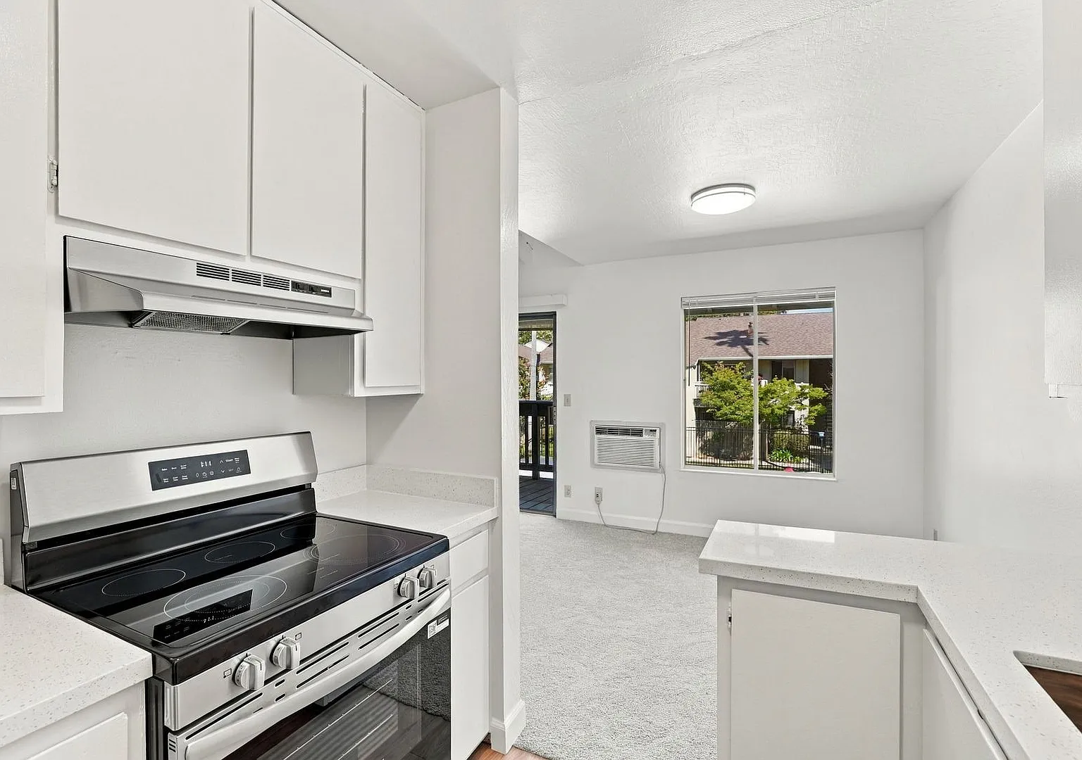 Freshly Updated Condo with Pool Views and Modern Finishes — Photo 2