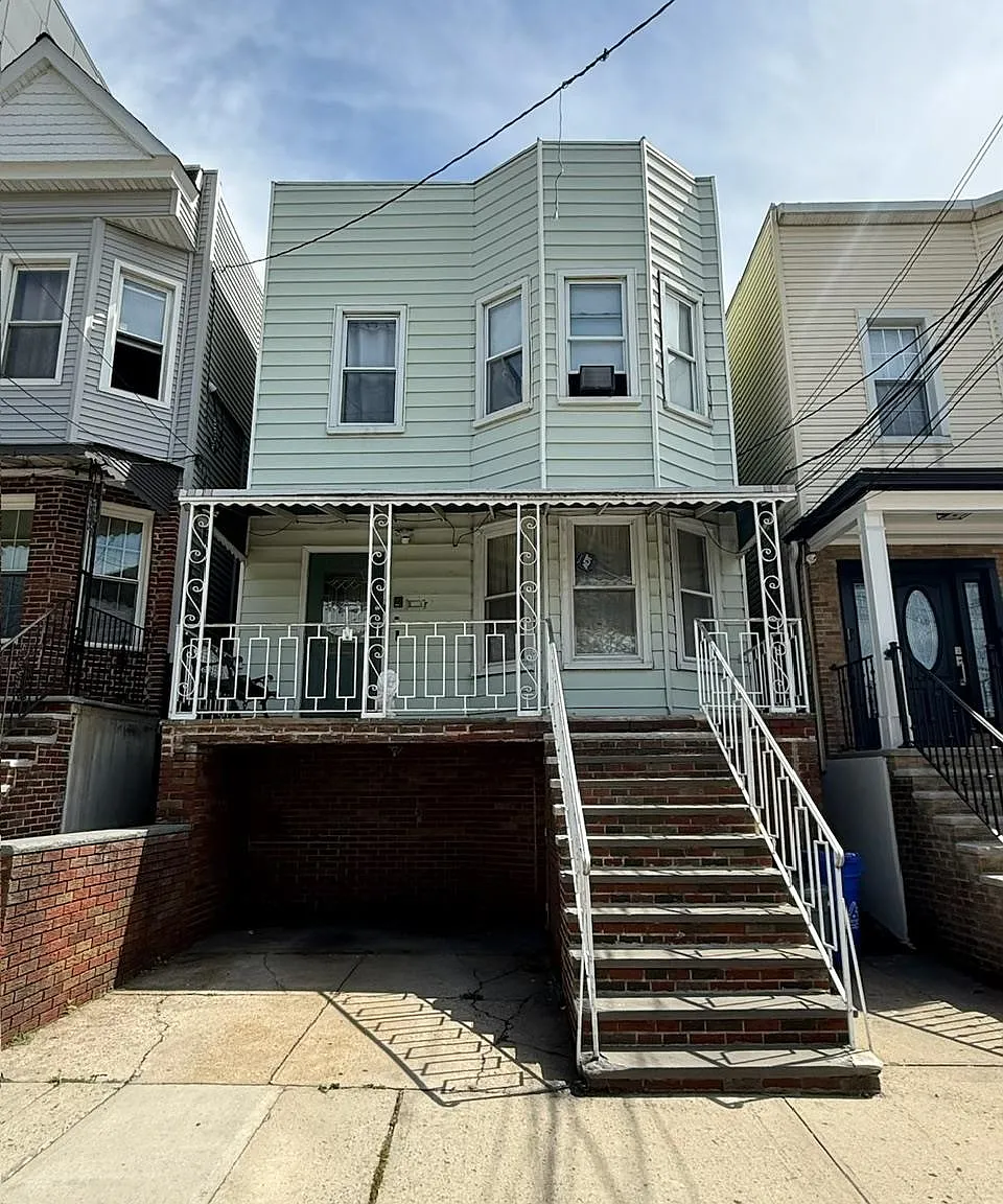 2 bed, 1.0 bath, $2,000 — Photo 1