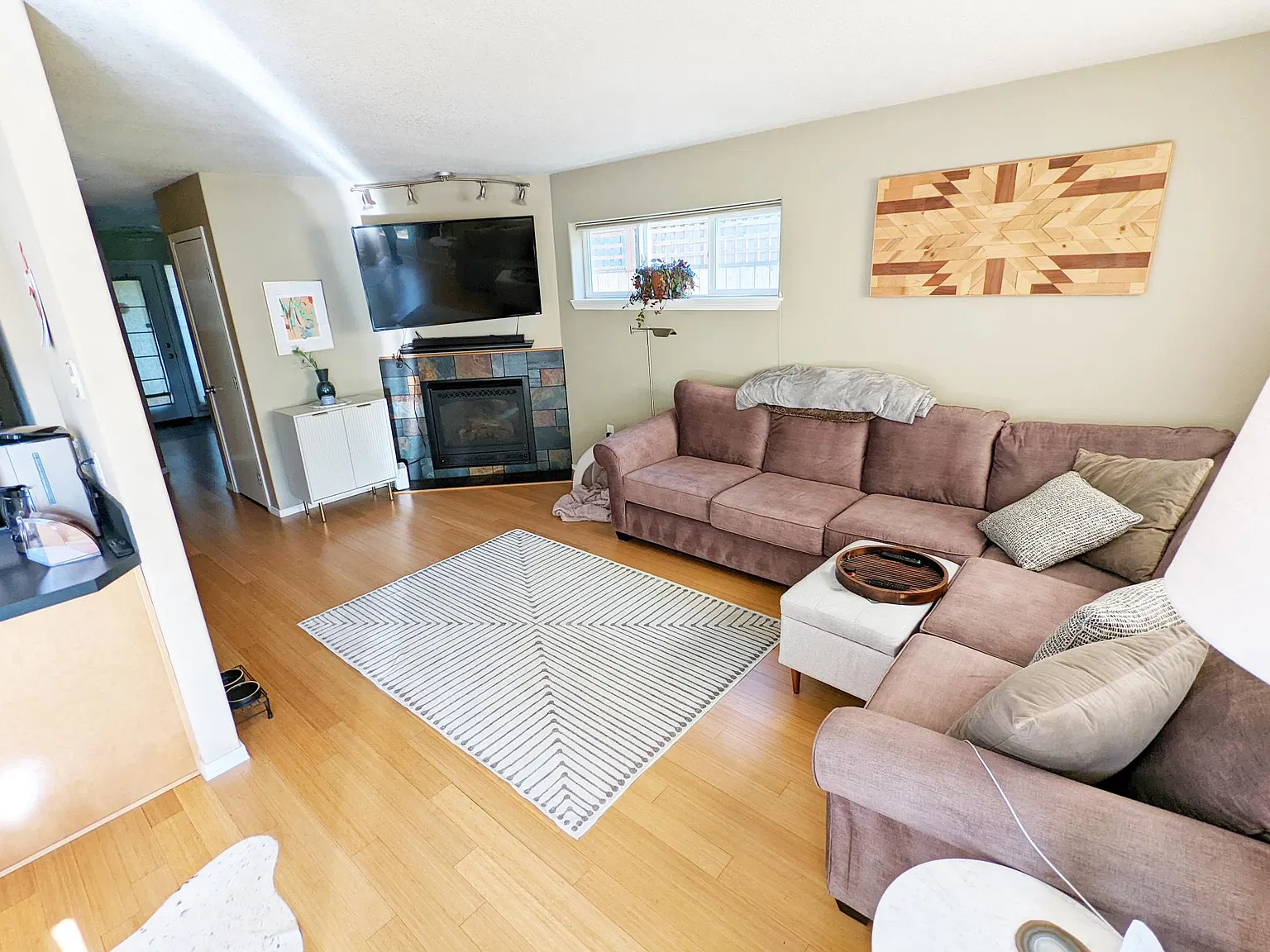 3 bed, 1.5 bath, 1350 sqft, $3,195 — Photo 2