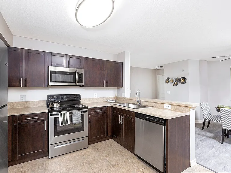 Club Lake Pointe Apartments — Photo 7
