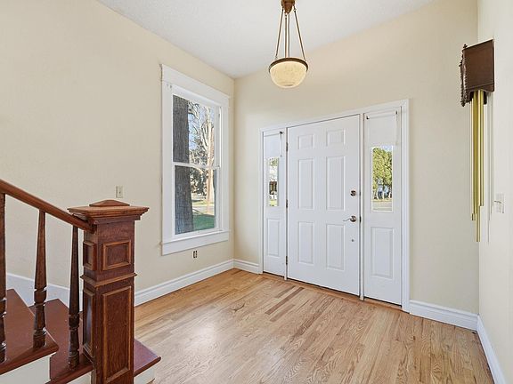 3rd image of 831 Guernsey St