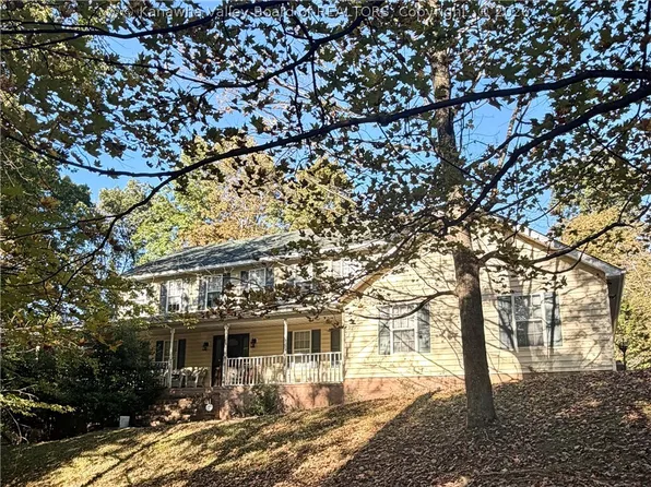 76 Lakeview Dr, Nitro, WV 25143
