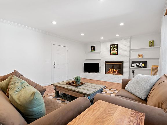 4th image of 324 Grove Rd