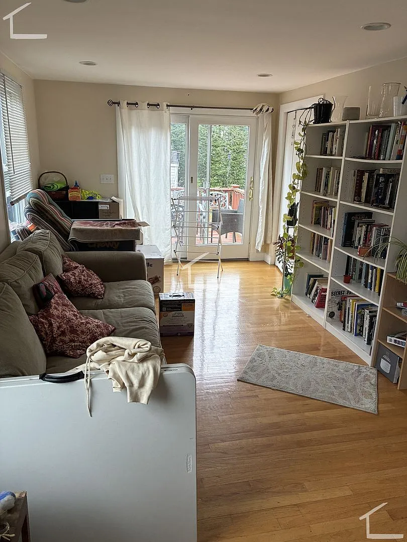 Charming 4 Bedroom Home-No Broker Fee — Photo 3