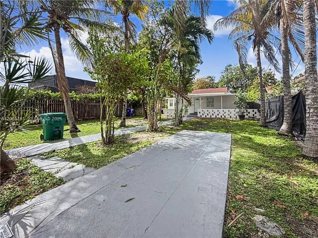 228 NW 39th St