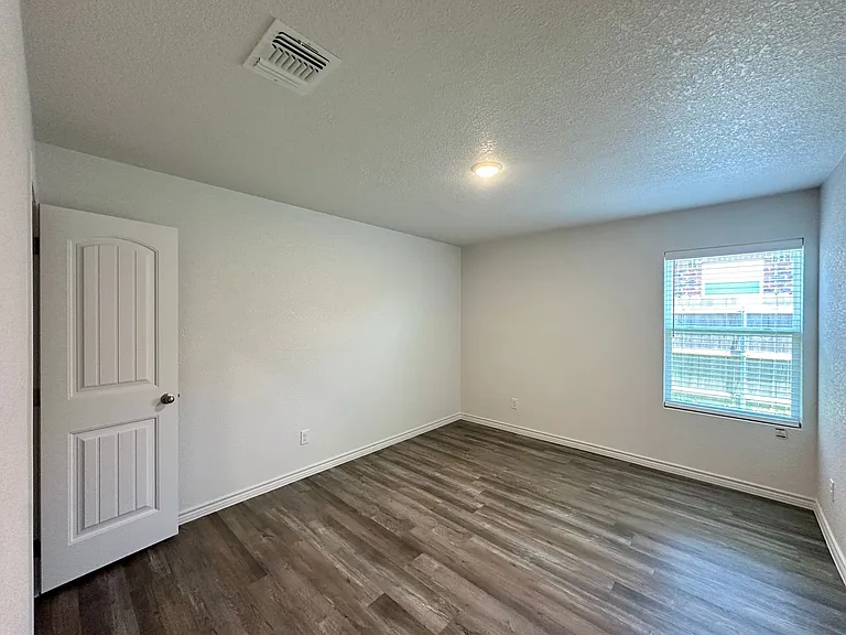 121 Dolphin Dr — Photo 13