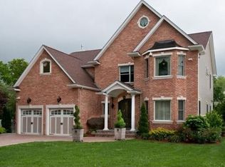 4 Corin Ct, Syosset, NY 11791