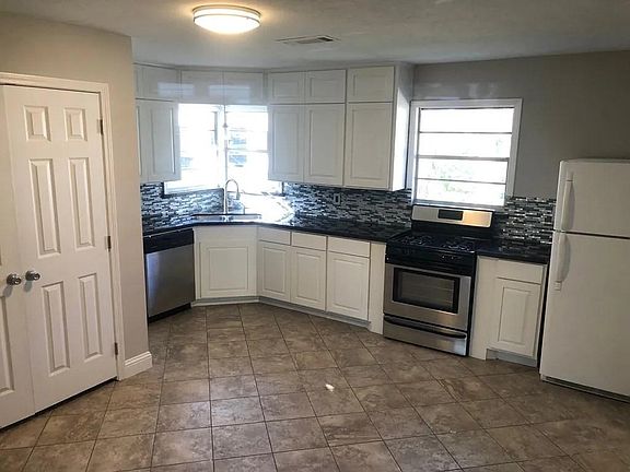 4th image of 806 Royal Ave