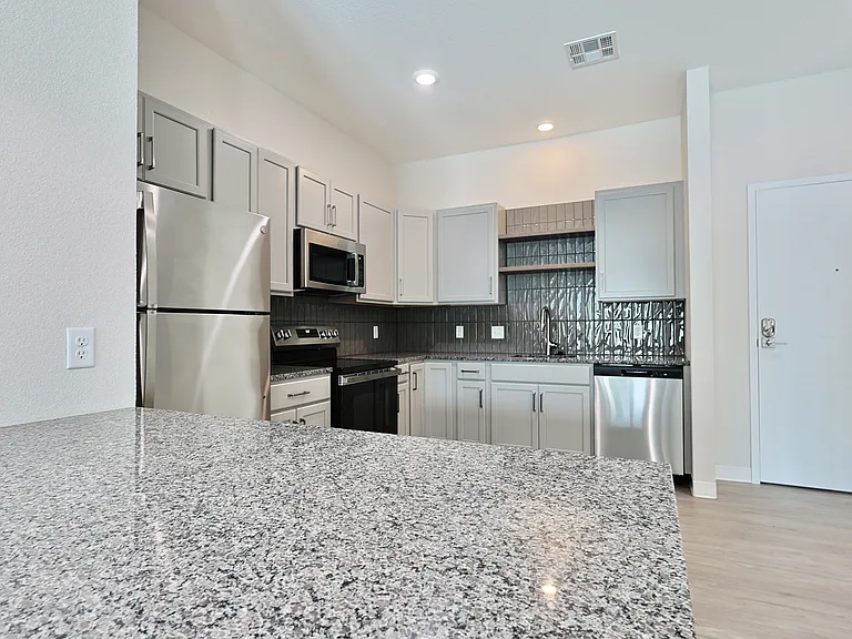 727 Poyntz Ave #207 — Photo 7