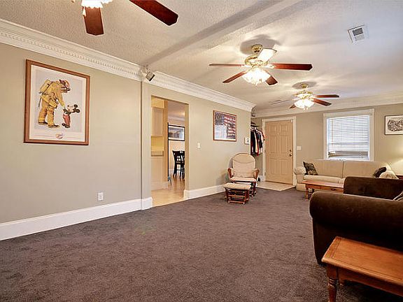 5th image of 304 Sprucewood Dr