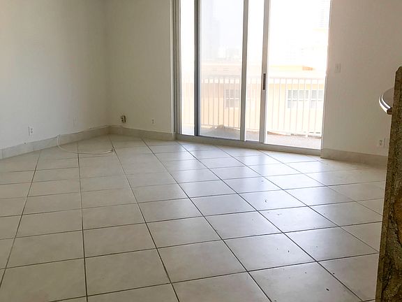 5th image of 137 Golden Isles Dr APT 1502
