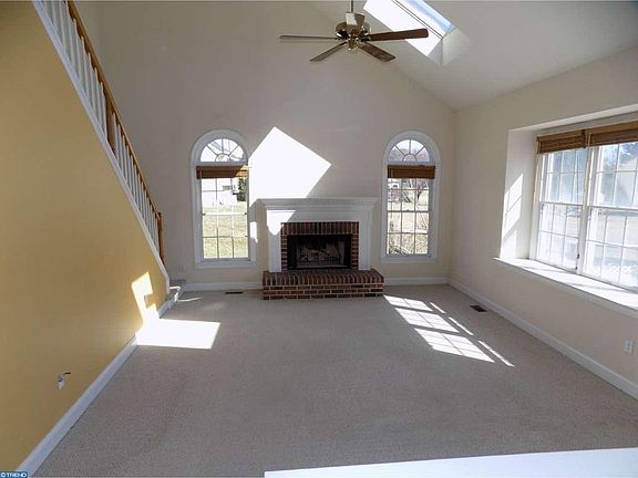 5th image of 470 Golden Gate Dr