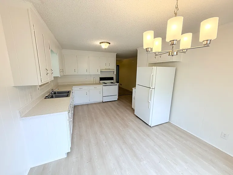21 Golden Ct — Photo 3