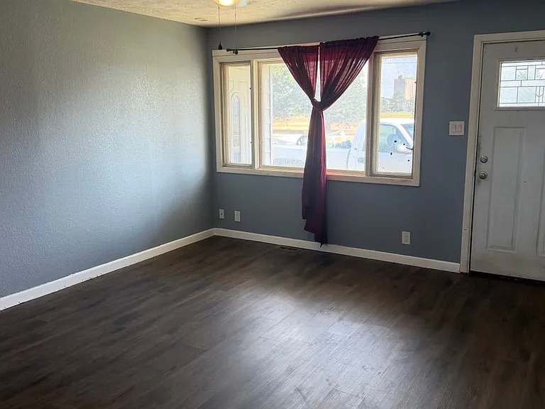 718 E 23rd Ave — Photo 5