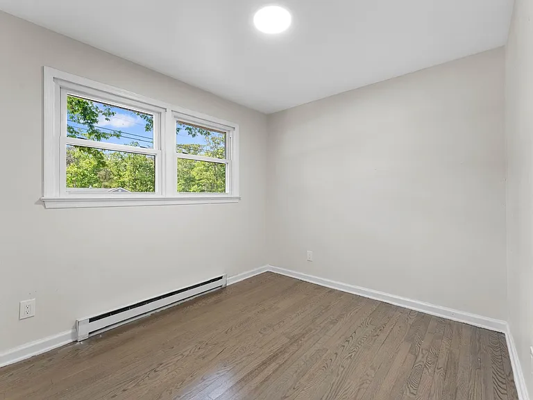 443 Manor Ave — Photo 10