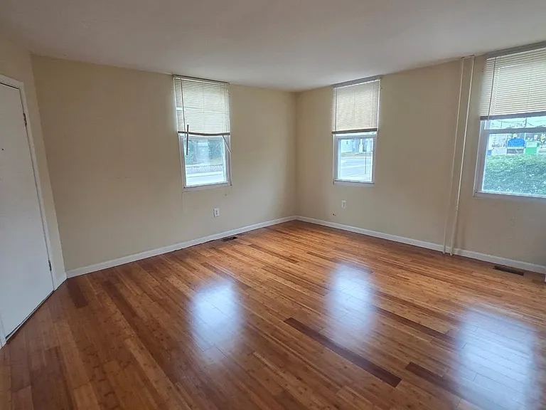 137 High St E #A — Photo 2