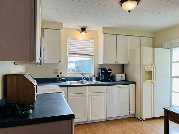 3rd image of 252 E Harbor Dr