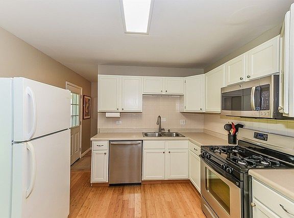 5th image of 565 Woodlawn St