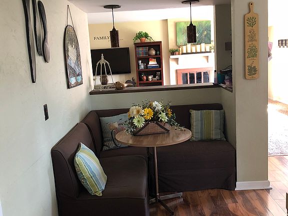 Kitchen breakfast area