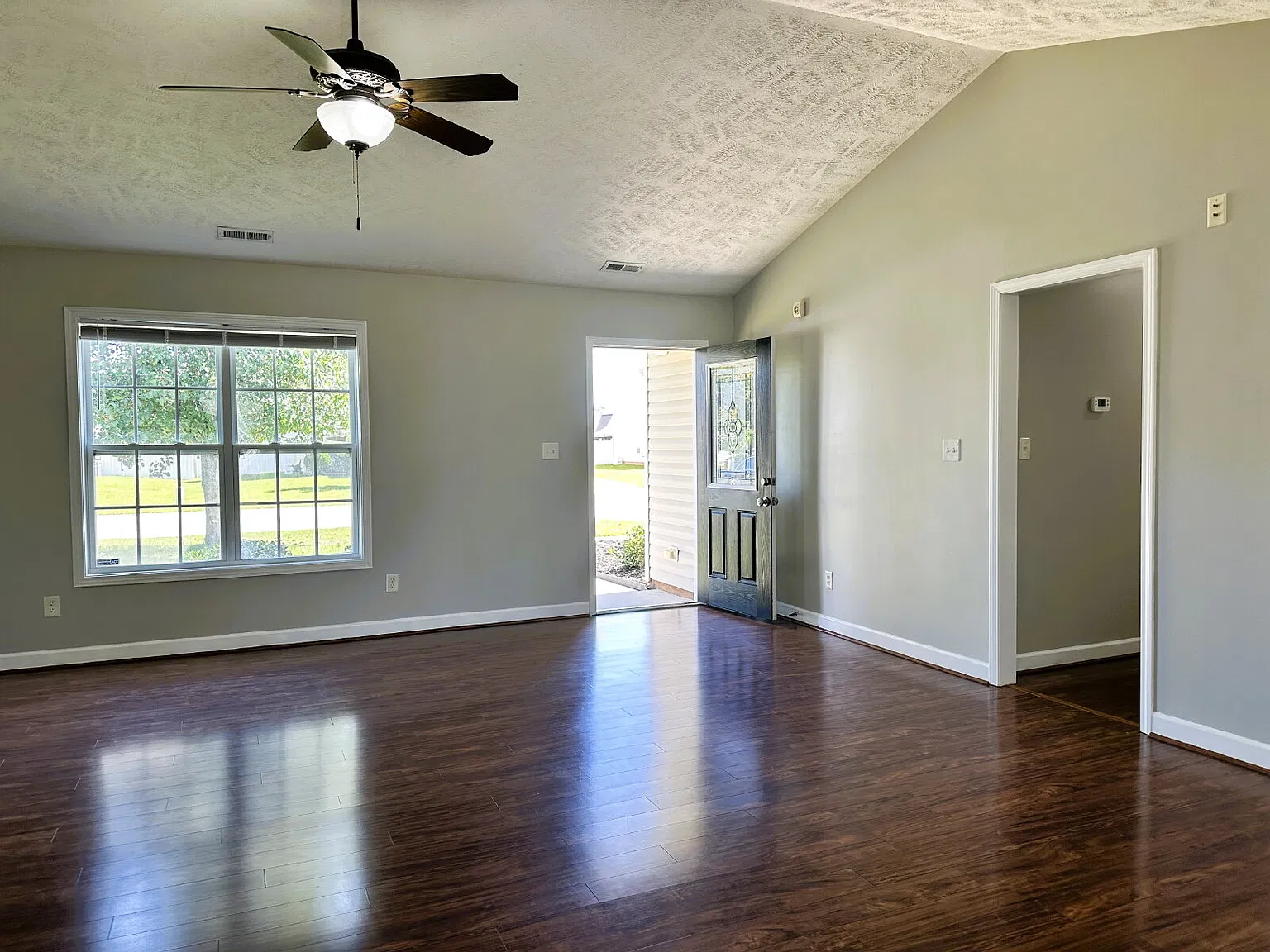3 bed, 2.0 bath, 1553 sqft, $1,750 — Photo 4