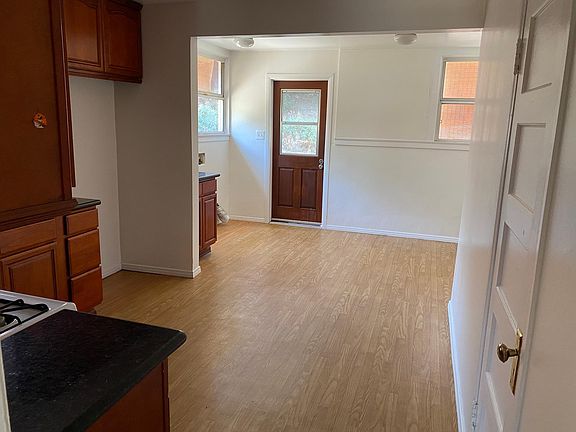 4th image of 3212 Division St