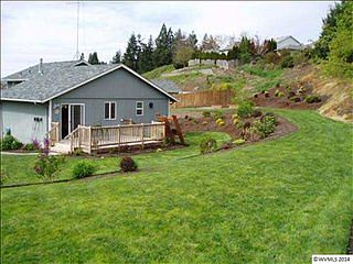 2nd image of 915 Foothill Ct NE
