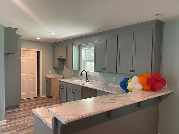 5th image of 1011 Lake Dr
